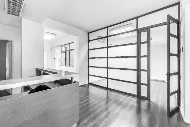 Amplia Oficina De 7 Privados Con Terraza En Barrio Lastarria